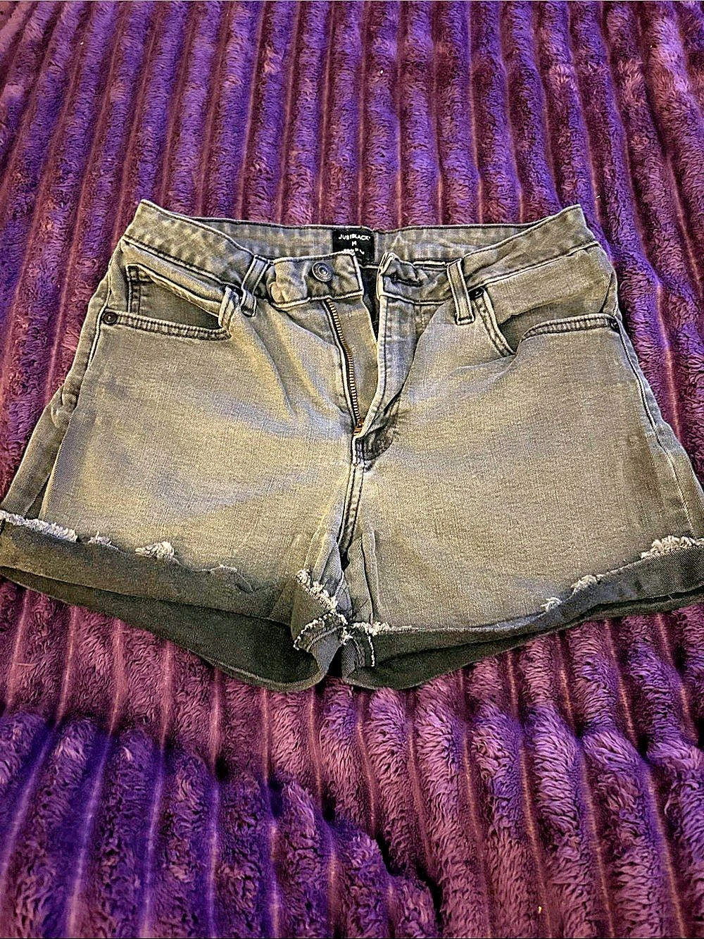 Just Black Jean Shorts in Gray Size Medium